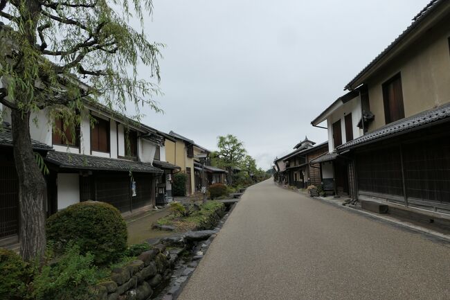 2021年9月30日-10月4日、長野県と群馬県に行きました♪<br />秋の山岳や高原、温泉やグルメ、ワイナリーをたっぷりと楽しんできました♪<br /><br />☆Vol.14：海野宿♪<br />別所温泉かしわや本店に連泊。<br />今日は別所温泉から日帰り観光♪<br />タクシーチャーター♪<br />北国街道の宿場町「海野宿」。<br />長さ700メートルほどで、<br />東側の起点から歩く。<br />平日でしかも小雨が降るあいにくの天気のためか、<br />誰もいない。<br />そこがかえって昔の雰囲気が醸し出す。<br />宿や商店などが並び、<br />江戸時代末期から明治時代にかけての街並みが良く残っている。<br />昔の美しい造り。<br />細かい造りはかなり興味がそそられる。<br />小さなカフェや雑貨店、ガラス店などがあり、<br />ぶらりと立ち寄る。<br />ガラス工房 橙では手作りの美しい青いコップ。<br />飾りとして購入。<br />しとしと降る雨の海野宿。<br />しっとりと濡れた風景は美しく、昔の面影、そして雰囲気をよく伝えている。<br />晴れよりも雨で良かったと心から思う。<br />ゆったりと歩いて眺めて♪