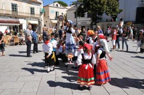 2013年9月15日から9月24日の間にイタリアに行ってきました。<br />イタリア旅行は2度目です。前回は2012年で、ヴェネツィア、ローマ、フィレンツェ、ボローニャ、ミラノ等、イタリアの北部を観光しました。<br /><br />今回はナポリからカゼルタ、マテーラ、アルベロベッロ、ロコロトンド、マルティーナ・フランカ、アマルフィ、ラヴェッロ、ポジターノ、ポンペイ遺跡など、イタリア南部を中心に観光しました。<br />今回の旅行は友人との2人旅で、ツアーではなく個人手配です。<br />南イタリアのすばらしい景色とすばらしいグルメを思う存分堪能できたので、とてもすばらしい旅行になりました。<br /><br />日程は以下の通りです。<br /><br />2013年9月15日～2013年9月24日<br /><br />9/15　成田→フランクフルト→ナポリ<br />9/16　ナポリ→カゼルタ<br />9/17　カゼルタ→マテーラ<br />9/18　マテーラ→アルベロベッロ<br />9/19　アルベロベッロ→ロコロトンド→マルティーナ・フランカ→アルベロベッロ<br />9/20　アルベロベッロ→タラント→ナポリ→ソレント<br />9/21　ソレント→アマルフィ<br />9/22　アマルフィ→ラヴェッロ→ポジターノ→アマルフィ<br />9/23　アマルフィ→ソレント→ポンペイ遺跡→ナポリ→ミュンヘン→成田<br />9/24　成田着<br /><br />※ブログ『マリンブルーの風』に掲載した旅行記を再編集して掲載しています。<br />ブログには最新の旅行記も掲載していますので、ぜひご覧下さい。<br /><br /> 『マリンブルーの風』<br />http://blog.livedoor.jp/buschiba/<br /><br /> 2013年スイス旅行記目次<br />http://blog.livedoor.jp/buschiba/archives/52354309.html<br /><br />南イタリア旅行記の第24回です。<br />8日目の2013年9月22日。今日はアマルフィ周辺を散策します。<br />ラヴェッロのドゥオーモの前で民俗音楽を披露するちょっとしたお祭りがありました。