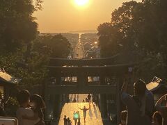 息をひそめてその瞬間（とき）を待つ・・・宮地嶽神社『光の道』