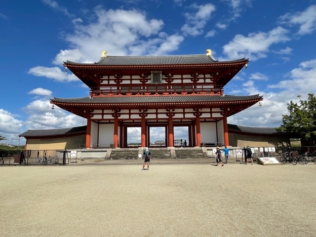 1日目 近鉄大阪難波駅から大和西大寺駅へ、そこからバスに乗って平城京跡へ。そのあとは法華寺、海龍王寺、不退寺を巡ります。宿泊は奈良ロイヤルホテル、バイキングと飲み放題のプランです。<br />2日目 近鉄新大宮駅から西ノ京駅へ、薬師寺から唐招提寺を歩きます。