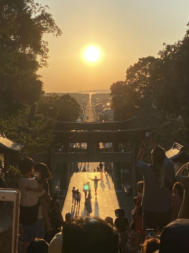 息をひそめてその瞬間（とき）を待つ・・・宮地嶽神社『光の道』