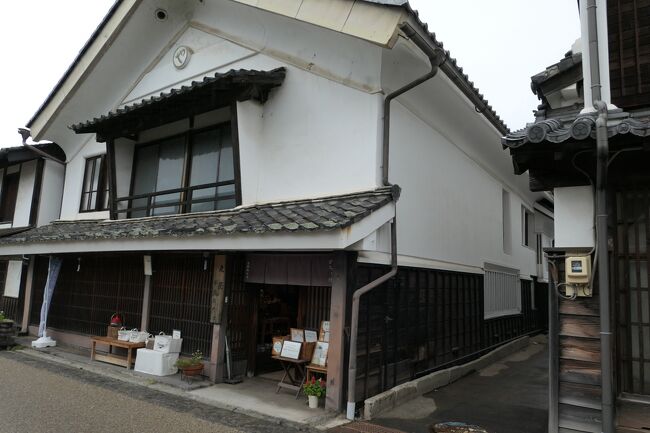 2021年9月30日-10月4日、長野県と群馬県に行きました♪<br />秋の山岳や高原、温泉やグルメ、ワイナリーをたっぷりと楽しんできました♪<br /><br />☆Vol.19：海野宿♪<br />別所温泉かしわや本店に連泊。<br />今日は別所温泉から日帰り観光♪<br />タクシーチャーター♪<br />北国街道の宿場町「海野宿」。<br />長さ700メートルほどで、<br />東側の起点から歩く。<br />平日でしかも小雨が降るあいにくの天気のためか、<br />誰もいない。<br />そこがかえって昔の雰囲気が醸し出す。<br />宿や商店などが並び、<br />江戸時代末期から明治時代にかけての街並みが良く残っている。<br />昔の美しい造り。<br />細かい造りはかなり興味がそそられる。<br />小さなカフェや雑貨店、ガラス店などがあり、<br />ぶらりと立ち寄る。<br />ガラス工房 橙では手作りの美しい青いコップ。<br />飾りとして購入。<br />しとしと降る雨の海野宿。<br />しっとりと濡れた風景は美しく、昔の面影、そして雰囲気をよく伝えている。<br />晴れよりも雨で良かったと心から思う。<br />ゆったりと歩いて眺めて♪