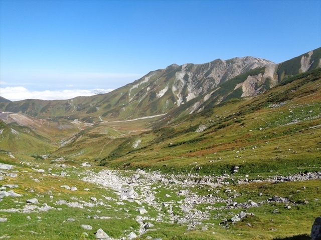 上高地を歩いた日は,車を走らせて立山町で一泊.翌日は朝早く宿を出て,始発のケーブルカーで室堂平に向かいました.お天気は3日間の登山の中で最も良く,一ノ越から見る室堂平は絶景でした.その後雄山にも登りたかったのですが,当日中に帰らなければ行けなかったのと,みくりが池温泉にも入りたかったので,雄山は断念して南峰から室堂山展望台を目指すことにしました.こちらも北アルプルの山々を含め,立山連峰が一望出来とても良かったです.ぐるっと周回して室堂平まで下りてきてからは,みくりが池へ.ここで念願だったみくりが池温泉に入浴.入浴料金は800円とチョットお高めでしたが,日本で一番標高が高い天然温泉を満喫できた上,記念のコースターも頂きました.入浴後に室堂ターミナルに戻ってきたのが13:15分.ちょうどバスの出発時刻だったので,そのままバスに乗り,ケーブルカーを乗り継いで立山駅に戻ったのが15時前でした.名残惜しい立山でしたが,翌日のお仕事のため急いで戻らなければならず,急ぎ足の3日間登山を終えました.