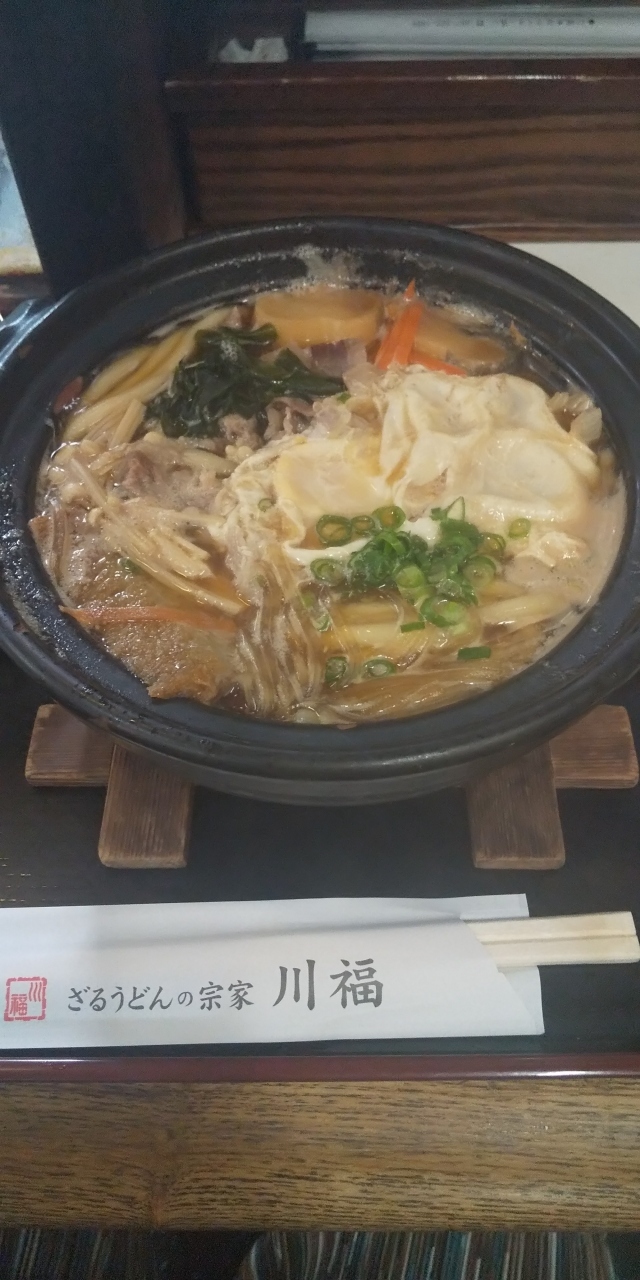 前日にオレンジフェリーで大阪から松山入りしました。<br />松山道後温泉では道後hakuroに宿泊しました。<br /><br />朝ごはんはつかないプランで予約したので、9時に起きて10時チョッキりにチェックアウトしました。<br />(自動チェックアウト機です)<br /><br />道後温泉は前日に十分観光したので(といっても範囲がとても狭いのですぐに見終わる)<br />ちょこっと空の散歩道によってからすぐに道後温泉駅に向かい、伊予鉄で大街道まで移動しました。<br /><br />前日に見て気になっていた、ALLEGLIA COFFEEで少し早いランチにしました。<br />店内はインテリアがリゾート風でとても素敵で、空いていたので4人掛けの席に座りました。<br />ひとりで利用するカウンター席もありました。<br /><br />14時までモーニングをやっており、トースト、サラダ、ミニヨーグルトがプラス料金でお好きな飲み物にセットできます。<br />私はヘーゼルナッツコーヒーにピザトーストのセットにしました。大体1000円<br />コーヒーもピザトーストもとても美味しかったです。<br />とにかく空間が素敵でそんな高くはないのでお勧めです。<br />東京にもこうゆうお店あったらいいのに。<br /><br />12:57 松山市駅発の高速バス(高松行き)を予約していたので、12:00過ぎまでゆっくりしました。<br /><br />大街道を通って歩いて松山市駅まで行きました。<br />高速バスの乗り場は高島屋の横、セブンイレブンの真ん前です。<br /><br />高松は観光する場所を調べてなかったので、とりあえず高速バスの降り場にゆめタウンを選べたので、ゆめタウンで降りました。(15:20位)<br /><br />ゆめタウンは1フロアの面積が広く、階数が少ないです。<br />ファミリー向けって感じで私はあまり好みのお店がなかったので、1時間くらいで出ました。<br /><br />ここから瓦町の方に向かいますが、私は歩くのが好きな方なので、電車で行くことにしました。<br />最寄りの駅が琴電の三条駅で、公式HPでは徒歩8分となってますが、15分位かかりました。<br />循環バスは30分間隔位で出ており、210円です。<br /><br />宿がドーミーインさぬきの湯なので、最寄り駅は瓦町なのですが、高松の街を探検したかったので<br />片原町で降りました。<br /><br />とにかく商店街から商店街が伸びていて、商店街がいっぱいで楽しめました。<br />瓦町FLAGにも行ってみましたが、空きテナントばかりで残念でした。<br />ゆめタウンもあるけど、高松の若者はどこで洋服を買っているんだろう。。<br /><br />17:30位からふらふら探索しつつ夕食を食べるお店を探していましたが、<br />宣言中なためか休業中のお店が多いうえ、一人で入りやすそうなお店がなかなか見つからず、<br />やっと18:30にいい感じのうどん屋さんを見つけ、入りました。<br /><br />ライオン通り商店街にある、川福本店さんです。<br /><br />昔ながらの店舗って感じでカウンター席に座りました。<br />地元のサラリーマンが多かったです。<br /><br />メニューが豊富で定番はざるうどんのようですが、鍋焼きうどんにしました。<br />なんと言っても具が豊富で、とっても美味しかったです。<br /><br />食べ終わったらすぐ出て、今夜の宿、さぬきの湯ドーミーイン高松に向かいま<br /><br />口コミで古いとかありましたが、私は全然気になりませんでした。<br />お部屋タイプお任せのプランだったので、風呂がないお部屋でしたが、大浴場があるので問題なし。<br /><br />大浴場は露天風呂もあり、ほぼ貸し切り状態でゆっくりできました。<br />外にイスが1客しかなかったので、サ活する人がいっぱいいる場合は厳しいかもです。<br />女性スタッフが巡回に来ていてこまめにお掃除して下さってたり、タオルが濡れてしまった場合、追加で必要な場合は、脱衣所にある電話で伝えたら、持ってきてもらえるようで、そうゆうところがとてもいいと思いました。<br /><br />また、大浴場と同じ階にあるお休み処で夜はアイスキャンディがいただけます。(朝はヤクルト)<br />夜泣き蕎麦も食べたかったですが、うどんでお腹がいっぱいで食べられず残念。。<br /><br />翌日チェックアウトし、高松空港行きのバス乗り場へ。(県庁通り中央公園前)<br />ドーミーインを左に出て進み、大きな交差点を左に曲がり進むとあります。<br />一度も道路を渡らずに行けます。<br /><br />バスは高松駅の方からくるので、結構人が乗ってます。<br />空港までは34分720円でした。<br /><br />9:50発のジェットスターで東京へ。<br /><br />11:20位に到着し、お昼ご飯を食べてから帰宅することにしました。<br />先日肉乃小路ニクヨさんのYoutubeで成田の第一ターミナルのテラス席でお食事をしていたシーンを見て、私も行ってみたいと思っていたので行きました。<br />フードコートには五右衛門や中華料理屋さんもありましたがタイ料理にしました。<br />グリーンカレーは残念ながらいまいちでした。<br />でも、晴れていて少し暑かったですが外で食べられて良かったです。<br /><br />終わり<br /><br /><br /><br /><br /><br />