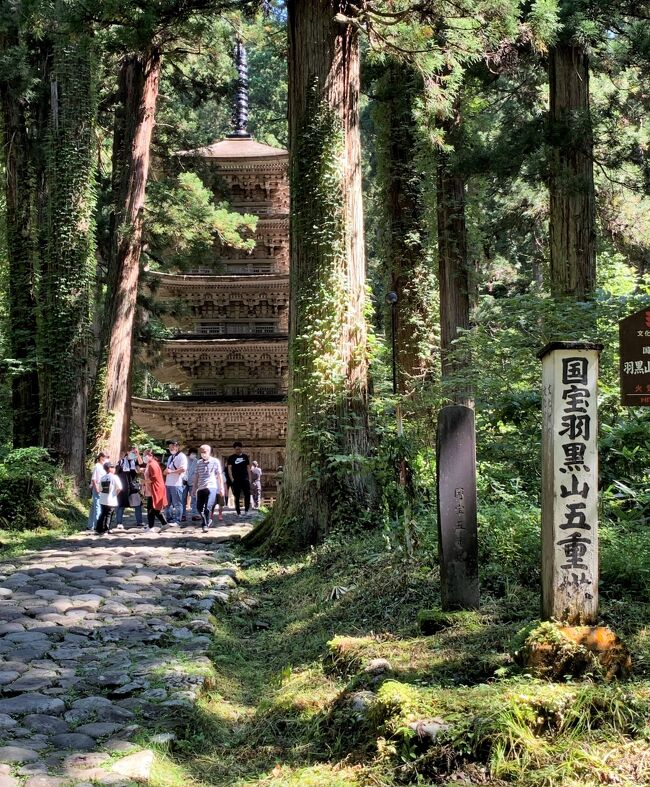 この時期、全国的に緊急事態宣言や蔓延防止強化対策が出され、山形県では「県外との往来は控えるように」との要請が出されていました。<br />そこで県内移動で鶴岡市の湯野浜温泉に宿泊し道中の羽黒山五重塔を初見学してまいりました。