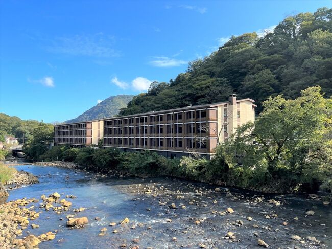 2020年の1月にオープンした、ホテルインディゴ箱根強羅に宿泊。<br /><br />全室露天風呂付き(宮城野温泉)が魅力です。インディゴブランドのハイセンスなインテリアが、箱根の伝統文化とみごとに融合していました。ロビーや中庭のデザインも、箱根の寄木細工が絶妙に取り入れられていて、目を楽しませてくれました。<br /><br />早川に面したリバーサイドの部屋に宿泊。部屋からは真正面に明神ヶ岳と明星ヶ岳、目の前には早川が流れているという絶景でした。