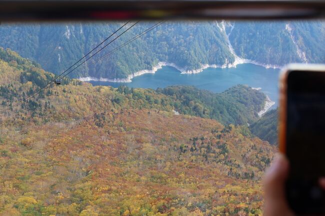 GWの白川郷、飛騨高山に続いて、今度は立山黒部アルペンルートに紅葉を見に行ってきました。<br /><br />使ったのはクラツーさんの『１名１室同旅行代金／アルペンルート内標高1930ｍ 弥陀ヶ原の絶景ホテル宿泊 秋色の立山黒部アルペンルート ２日間』<br /><br />荷物抱えて移動するのもいやだったんでバスツアーも探したんですがちょうどいいのが無く、二日目の頭に余計な荷物を宅急便で送り返せるこのツアーに決めました<br /><br />残暑が長かった影響で今年の紅葉は今ひとつとのことですが、黒部ダム周辺では素晴らしい絶景を楽しんできました。