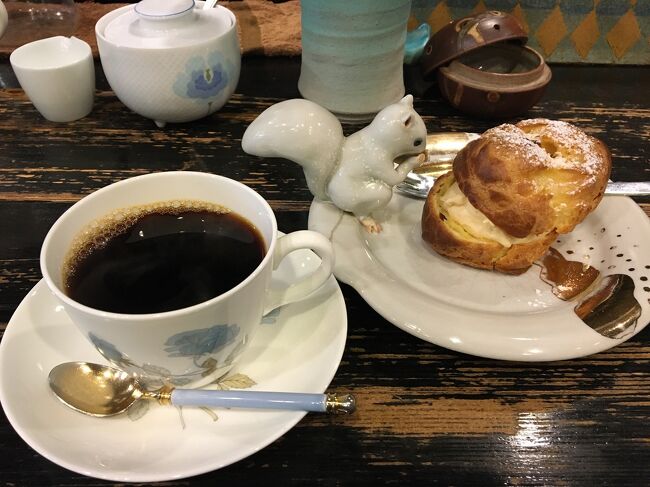 御茶ノ水駅を出発して、神保町エリアへぶらりお散歩です。<br /><br />お目当てのカレー屋さんがまさかの臨時休業で、急遽神保町のカレー屋さんへ行きました。<br />神保町はカレー激戦区!人気店ではお昼時でない時間も行列ができていました。<br />また、素敵な喫茶店が多いのも神保町の特徴!本屋さんや神社を巡りながら、歩き疲れたら喫茶店でエネルギー補給しました。
