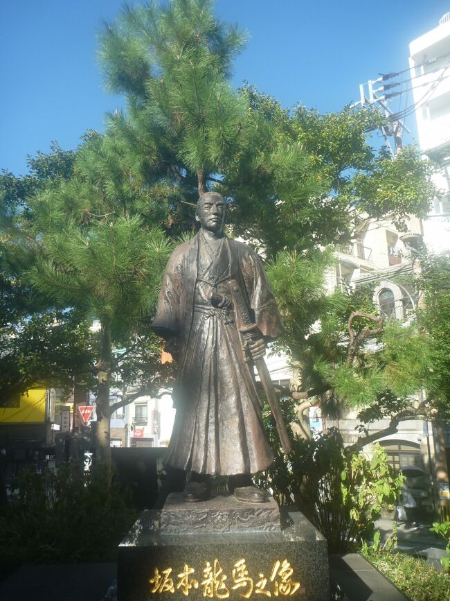 緊急事態宣言も解除された10月に、旧友に会うため長崎市内へ1泊2日で行ってきました。<br />10月7日~9日の「長崎くんち」は、コロナ禍のため残念ながら今年も中止。<br />来年の開催に期待したいものです。<br /><br />私が訪れたのはその翌週でしたが、10月も中旬になってくると秋の気配を感じるようになっていました。<br />特に目新しい観光スポットを紹介できるわけではありません。<br />1年に1回の旧友との飲食が主目的ではありますが、ご覧いただければ幸いです。<br /><br />画像は、夜の歓楽街・思案橋近くにある丸山公園に建立されている「坂本龍馬像」です。<br />龍馬さんは長崎での夜を、海援隊の仲間たちと楽しんでいたのでしょうか?<br /><br />