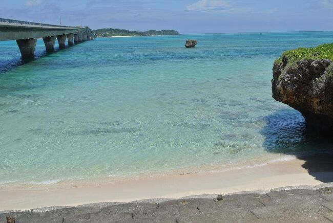 宮古島の北端から橋でつながっている池間島です。周囲10ｋｍ、人口530人、遠洋漁業で栄えた島です。フナクスビーチは島の東岸にあり、遠浅のビーチです。駐車場近くにビーチの目印となるブロックがあり、そこから降りて行きました。テッポウユリがちょうど見どころなのは、沖縄県内最大の湿原である、池間湿原です。渡り鳥の飛来場所になっています。島の北端にあるカギンミビーチ）は５ｍの崖をロープで降りて行くところにあることから、通称「池間ロープ」と呼ばれる小さなビーチです。イキヅービーチは、2012年下期、朝ドラ「純と愛」のロケ地にもなりました。干潮時はハート岩を見ることが出来るのですが。表紙の写真は、池間大橋（宮古島側）から見た池間島です。パーキングエリアからの景色でもこの透明度です。