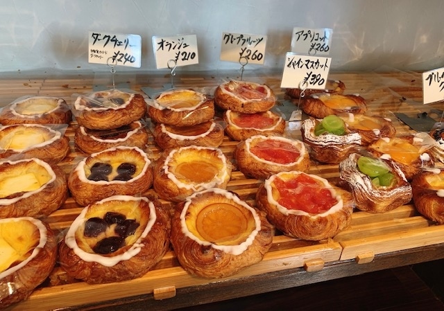 10月8日(金)<br />朝食: ツルヤ御代田店で買ったヨーグルト<br />昼食: パンツゥルーペのパン、キッチンカーのガレット、くろもじ庵の黒文字のお茶<br />軽井沢・プリンスショッピングプラザで買い物<br />カフェ:丸山珈琲軽井沢本店<br />夕食:西友御代田店で購入したもの<br />