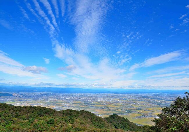 雨上がり、秋の養老山に向かった。養老の滝駐車場に駐車、そこで登山届を書く。春には回遊コースを歩いたが、今回は三方山、小倉山を経て養老山に至るコースを往復した。<br />１．コースタイム<br />・０９２０　養老の滝駐車場<br />・１１１０～１１２０　三方山　７３０ｍ<br />・１２００～１２１０　小倉山　８４２ｍ<br />・１２３０　養老山　８５９ｍ<br />・１２４５～１３１５　小倉山<br />・１３４０　三方山<br />・１４３０　養老の滝駐車場<br />２．登山道の様子<br />尾根に出るまではつづら折りの急登があるが、登山道は整備されている。<br /><br />