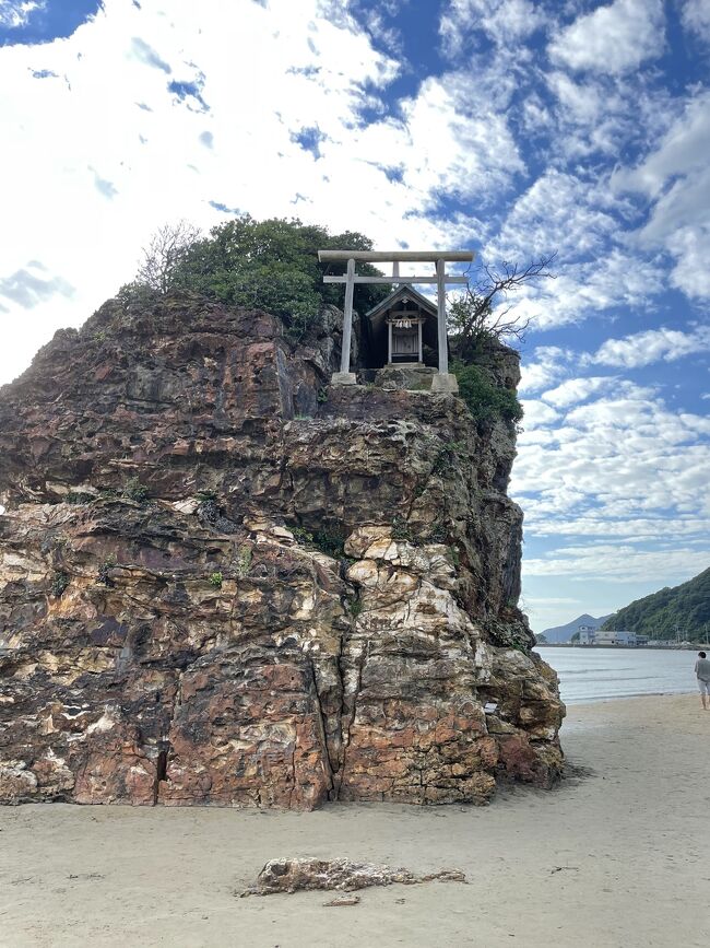 出雲大社のお参りを済ませた後は、神門通りを観光。本来は、こちら側から出雲大社に行くのが正しいお参りなのだが、反対からお参りをしてしまった。<br /><br />その後は、近くの稲佐の浜へ行き、さらには日御碕神社、灯台を巡ってから、出雲縁結び空港に向かう。<br />刻一刻と飛行機の時間が迫っているが、このミッションを達成出来るのだろうか？