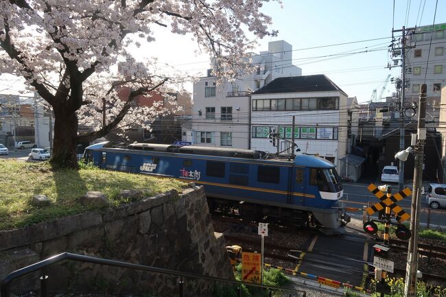 該区間は、明治２４年（１８９１年）１１月３日開業である。<br />該区間内途中停車場として 松永（まつなが）驛が設置された。<br />該区間内に於いて隧道設置工事こそ発生しなかったが、長大橋梁として、芦田川（あしだがわ）橋梁架橋施工は当時としては大工事だった。<br />また、松永停車場前後の区間は連続軟弱湿地帯で泥土の為に地盤強固を必要とした。<br /><br /><br />尾道は一般周知の如く、背後に存在する山肌が尾道水道に急角度で落込み、且つ、更に狭隘な土地で住宅密集地帯である。<br />尾道町内に於ける鉄道敷設は困難を極めた。<br />即ち、該町内通過必要土地収用は予想通り折衝段階から紛糾した。<br />以前であれば、必要用地に対しては政府に依り一旦買収後、改めて願先に対し払下が可能だったが、明治２２年（１８８９年）７月３０日附施行の 土地収用法 に拠り、前述の如き手段に依る土地入手方が不可能になった事から、土地収用に関しては該社が直接行使しなければならなかった。<br /><br />広島県内は、旧備後國、旧安芸國共に、地下水脈豊富にして水質秀逸な事から、古来より日本酒醸造が盛んで多数の醸造元が存在するが、何故か尾道のみ例外的存在で、水源僅少、且つ、水質不良を原因とする為に現在でも日本酒醸造元が存在しない該県内では珍しい地だが、然るに海岸縁鐵道設置予定地に該地に僅少な水源も存在した事から、尾道町長以下殆どの該町民が該地への鐵道敷設に対し猛反対した。<br /><br />該社は、已む無く、県内松永村→山波村→尾道町北１．５ｋｍ付近→栗原村に至る経路を調査測量したが、土地収用は容易な代り該経路に２５／１０００‰の勾配区間が発生する事が判明した。<br /><br />他方、日清間は朝鮮半島権益を巡り、両国間外交関係が漸次冷却する内、明治１９年（１８８６年）８月１３日に長崎思案橋に於いて、来日中の清國海軍艦隊 定遠 鎮遠 乗組水兵達が乱暴狼藉騒擾事件を発生させ、鎮定に向かった日本人巡査が清國海軍水兵に依り殺傷された事で、我が国一般世論は清に対する危機的敵愾心が増幅された。<br /><br />当時の第２代広島縣知事 鍋島 幹（なべしま みき）（天保１５年（１８４４年）１０月２３日～大正２年（１９１３年）９月１日）（明治２２年（１８８９年）１２月２６日～明治２９年（１８９６年）４月２３日在任）は、対清戦開戦に於ける鐵道軍事使用の重要性を認識していたが、反面、尾道に於ける特異性、即ち、尾道を基点とする瀬戸内諸島への発着培養地点と位置付け、鐵道線が該町内中心地通過に理解を示し、最終的に該町民に対し鐵道通過の為に土地収用を斡旋し、鐵道通過当該地住民は該社に対し土地を明渡す事に決し当該者は順次移転していったが、尾道には元来平地が僅少だった為に移転可能地は皆無に均しく、当該移転者が已む無く選択したのは山腹だった。<br />尾道名物の連続狭隘石段坂道脇家屋とは、要するに当該移転選択先であり、現在の居住者とは概ね当時の移転者子孫で、彼らは生活の糧として橙（だいだい）を植樹販売した。<br />現在、尾道が橙生産日本一たるは該歴史的背景に基くものである。<br /><br />該社は尾道に於ける土地収用に難儀を要した事から、将来を見据え可能な限り複線用用地を取得したが、取得を確実とさせる為に、尾道町内に該社標入土地境界柱を多数建植したが、約１３０年を経過した現在でも数柱が現存する。<br /><br /><br />鐵道唱歌<br />第１５番<br />浄土西國千光寺<br />（じょうど さいこく せんくわうじ）<br />寺の名たかき尾道の<br />（てらの なたかき おのみちの）<br />港を窓の下に見て<br />（みなとを まどのしたにみて）<br />汽車の眠りもさめにけり♪<br />（きしゃの ねむりも さめにけり）<br />要するに、該曲発表当時は線路下が海面だった事を示す。<br /><br /><br />該社は、明治３６年（１９０３年）３月１８日より四国連絡用尾道港-多度津港間航路が開設され、玉藻丸（２２３瓲）、及び、児島丸（２２３瓲）を就航させ讃岐鐵道との連帯運輸を開始した。<br /><br /><br />福山-松永間は１０．７Ｋｍを有し、当時は単線だった事から列車交換施設設置を決定し、大正５年（１９１６年）６月５日附で 水越（みのこし）驛が開設された。<br />但し、理由は不明だが、翌々年たる大正７年（１９１８年）１月１日附で 備後赤坂（びんごあかさか）驛に改称された。<br /><br />松永-尾道間は９．４Ｋｍを有し、列車交換施設増設の為に大正６年（１９１７年）７月１３日附で 山波（さんば）信号所が開設された。<br /><br /><br />大正７年（１９１８年）７月１０～１３日に西日本地方を襲来した大型台風水害に依り、該線は福山-備後赤坂間芦田川橋梁橋脚に傾斜被害が発生した。<br /><br /><br />該区間複線化は、<br />　   福山-備後赤坂間 　大正１４年（１９２５年）　３月　９日<br />　   備後赤坂‐松永間 　大正１２年（１９２３年）　９月３０日<br />　   松永-山波間 　　　大正１４年（１９２５年）　６月　８日<br />　   山波-尾道間 　　　　　　　　　　　　　　　　８月３０日<br />である。<br /><br /><br />大正１４年（１９２５年）４月１１日１３時２４分頃、山波-尾道間神戸起点２１８．９ｋｍ地点付近に於いて重大事故が発生した。<br />即ち、走行中の下り貨物第４０３列車６０輌編成は、突然２８両目米積 ワム３７３２４貨車 第２位車軸折損の為に脱線、続く、２９～３２両目貨車は脱線築堤下転落大破、３３～３７両目貨車は脱線、３８～４１両目貨車は脱線転覆大破、４２～４８両目貨車が脱線する事故が発生したが、事故当該列車が貨物列車で、且つ、事故発生現場は尾道市住宅密集地にも拘らず、幸運にも公衆死傷者は発生しなかった。<br /><br /><br />該線使用分岐器は山陽鐵道時代に敷設された狭角度形式を継続使用していたが、Ｃ５３型旅客用大型蒸気機関車導入に依る分岐器破損が多発傾向だった処、昭和６年（１９３１年）１月１２日に該線河内驛構内で発生した列車脱線転覆事故に鑑み広角度形式交換が決定し、昭和９年（１９３４年）迄に現用分岐器形式に全部交換された。<br /><br /><br />大東亜戦争中に於ける該区間内空襲被害は記録上存在しない。<br /><br /><br />該区間内に於けるＲＴＯ設置駅は、<br />　福山駅　  <br />　　昭和２１年（１９４６年）　３月２４日～昭和２７年（１９５２年）　３月３１日<br />　尾道駅<br />　　昭和２０年（１９４５年）１１月　３日～昭和２３年（１９４８年）　６月　３日<br />である。<br /><br /><br />昭和２８年（１９５３年）３月２１日６時３５分頃、尾道駅構内に於いて重大事故が発生した。<br />即ち、上り貨物第９６２列車  Ｄ５１型蒸気機関車Ｄ５１８９６牽引貨車３１両編成は該駅４番線到着後、該列車貨車１５両を解放牽引し神戸方引上線に入換、該駅２番線に留置中貨車５両を連結し、６番線に１両、４番線に９両、２番線に１両を解放作業中、当駅構内土堂踏切に於いて踏切開放待機の通行人より、当該貨車残９両内４両目貨車台車軸バネ折損の事実が通報された事から、該駅当務駅長は事故貨車を解放すべく別線に入換作業中に５両目貨車 タム１４１８ 濃硫酸積タンク車を含め突放厳禁の濃硫酸積貨車を突放した事が原因で連結時衝撃にタム１４１８天蓋部取付部が約１０ｃｍ外れ、該部分より積載物たる濃硫酸が外部に飛散し、旅客第２番ホームに於いて上り旅客第４１２列車待機中の旅客１５名、及び、該駅弁販売喜久屋立売従業員１名に飛散布し、当該被害者に１～４週間治療を要する劇薬性火傷を負わせた。<br /><br /><br />該区間は、倉敷-三原Ⅱ間として昭和３６年（１９６１年）１０月１日附で直流１５００Ｖ電化されたが、該区間への入線は客貨共に電気機関車牽引列車に限定され、電車入線は昭和３７年（１９６２年）６月１０日附 三原Ⅱ-広島間電化時に、東京-広島間運転 特別急行 第１つばめ号１５１系、及び、普通急行 第１宮島号 第２宮島号１５３系計３往復計６本に限定され、普通列車への電車導入は昭和３８年（１９６３年）４月１日附時刻改正時に広島運転所配置の８０系使用まで全く無く、一般利用者にとって電車とは余所行きの縁薄き存在だった。<br /><br /><br />尾道市は市政制度導入以降、国有鉄道として該市内に於ける駅は尾道駅のみという全国でも稀有な存在だったが、該市内東部高須地区は、該市内尾道駅まで６Ｋｍ以上在り、より至近として松永駅の利用を余儀無くさせられていたが、松永尾道双方に通じる道路が１本しか存在しない事から、道路渋滞が日常茶飯事となり地元住民から早期改善を求められていた。<br />尾道市は西日本旅客鉄道岡山支社に対し新駅開設に関する陳情を反復し、該新駅開設資金全額を地元負担とする事で双方合意した事で、平成８年（１９９６年）７月２１日附で 東尾道駅が開業した。<br /><br /><br />平成３０年（２０１８年）７月豪雨は、近畿西部地区、及び、中国四国地方に甚大被害を与えた。<br />即ち、６月２８日から連日降雨は７月６日になり記録的集中豪雨状態となり、当該各地に於いて観測史上最大規模の雨量を記録した。<br />此の為に、当該記録的豪雨被害の為に該区間各地に於いて土砂崩壊、築堤崩壊、河川氾濫等々被害が続出し、山陽本線は７月６日より相生-下関Ⅱ間が不通になった。<br />復旧は、<br />　福山-三原Ⅱ間　７月１８日<br />である。<br /><br /><br /><br /><br />表紙写真は、<br />東尾道-尾道間持光寺前踏切に於ける<br />ＥＦ２１０型３００番台電気機関車と山陽鐵道設置土地境界柱<br /><br /><br /><br /><br /><br />山陽本線歴史的痕跡探訪記<br />～神戸-須磨間編 明治頌歌～<br />https://4travel.jp/travelogue/11342842<br />～神戸兵庫臨港線編～<br /><br />～須磨-西明石編 明治頌歌～<br />https://4travel.jp/travelogue/11347902<br />～西明石-加古川間編 明治頌歌～<br /><br />～加古川-姫路間編 明治頌歌～<br /><br />～姫路-網干間編 明治頌歌～<br /><br />～網干-相生間編 明治頌歌～<br /><br />～相生-上郡間編 明治頌歌～<br /><br />～上郡-三石間編 明治頌歌～<br /><br />～三石-和気間編 明治頌歌～<br /><br />～和気-瀬戸間編 明治頌歌～<br /><br />～瀬戸-東岡山間編 明治頌歌～<br /><br />～東岡山-岡山間編 明治頌歌～<br />https://4travel.jp/travelogue/11565121<br />～岡山-倉敷間編 明治頌歌～<br /><br />～倉敷-新倉敷間編 明治頌歌～<br /><br />～新倉敷-笠岡間編 明治頌歌～<br /><br />～笠岡-福山間編 明治頌歌～<br /><br />～福山-尾道間編 明治頌歌～<br />https://4travel.jp/travelogue/11717471<br />～尾道-三原Ⅱ間編 明治頌歌～<br />https://4travel.jp/travelogue/11693199<br />～三原Ⅱ-河内間編 明治頌歌～<br /><br />～河内-西條間編 明治頌歌～<br /><br />～西條-瀬野間編 明治頌歌～<br /><br />～瀬野-海田市間編 明治頌歌～<br /><br />～海田市-廣島間編 明治頌歌～<br /><br />～廣島-宮島口間編 明治頌歌～<br /><br />～宮島口-岩國間編 明治頌歌～<br />https://4travel.jp/travelogue/11694390<br />～岩國-由宇間編 明治頌歌～<br /><br />～由宇-柳井間編 明治頌歌～<br /><br />～柳井-光間編 明治頌歌～<br /><br />～光-徳山間編 明治頌歌～<br /><br />～徳山-防府間編 明治頌歌～<br /><br />～防府-新山口間編 明治頌歌～<br /><br />～新山口-宇部間編 明治頌歌～<br /><br />～宇部-厚狭間編 明治頌歌～<br /><br />～厚狭-長府間編 明治頌歌～<br /><br />～長府-下関Ⅱ間編 明治頌歌<br /><br />～下関Ⅱ-門司Ⅱ間編 明治頌歌～<br />