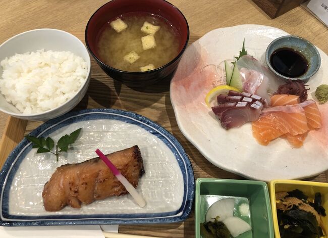 2021年11月11日(木)~16日(火)恒例の福岡旅をしました。一人で、友達と、従姉妹達と、そして4トラベルで知り合ったセレブマダム「自称プチセレブ」(本人に了解済み)の3104ねえねえ様(以下ね様)と一部ご一緒に、食べ、しゃべり、福岡を満喫しました。これはその1日ごとの旅行記です。主な行程は以下の通りです。●は食事 ○は買い物 ★観光です。<br />①②・・は旅行記番号です。よろしければ最後までお付き合いください。<br />1日目 11日(木)自宅~羽田空港 〇特選和菓子館 鳩サブレ <br /> パワーラウンジ JAL315便福岡空港●「華味鳥」ランチ<br /> 特急ソニックにて移動 小倉「アーバンホテルかじまち」3連泊① <br /> 〇業務スーパー 〇ルミエール●友達と「資さんうどん」夕食②<br />2日目 12日(金)於:小倉 ね様到着 午後からご一緒<br /> ●「おんどる」ランチ★小倉魚町銀天街散策〇シロヤ〇揚子江<br /> 〇金券ショップ〇旦過市場●「湖月堂」お茶②<br /> ★皿倉山夜景観賞と北九州夜景観賞クルーズ③ <br />3日目 13日(土)於:小倉 ね様と午後から夕方までご一緒<br /> ●「Mooon」ランチ〇秋王(柿)購入●「辻利」お茶<br /> ●従妹と「百菜旬」夕食④ <br />4日目 14日(日)於:小倉~博多 ね様とご一緒 特急ソニックで移動 <br /> 地下鉄で天神へ〇ドン・キホーテ ★天神地下街 <br /> ●「ひものやこはち」ランチ⑤<br /> ★市役所ひらめき広場クリスマスマーケット⑤<br /> 〇阪急「新sun」〇チョコレートショップ「博多の石畳」<br /> 「ホテルウィングインターナショナル新幹線博多口」2連泊 ⑥<br /> ★オープントップバス きらめき夜景観賞⑦ <br /> ★博多駅クリスマスマーケット鑑賞⑦<br />5日目 15日(月)午後 ●従姉と大丸「月のしずく」ランチ<br /> ●「フォーナムアンドメイソン」お茶●ね様とひょうたんずし⑧<br />6日目 16日(火)博多~福岡空港 〇阪急「通りもん」購入<br /> 福岡空港〇空の石畳 「石畳ロール」購入<br /> JAL314便 羽田空港~自宅⑧<br /><br />