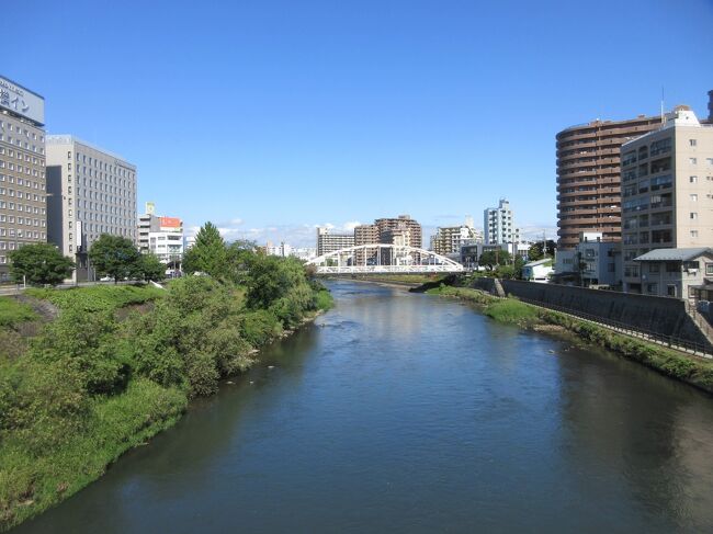 盛岡市内を豊かに流れる「北上川」（写真）、私は高校生だった頃、ある歌がとても好きになりました。『北上夜曲』です。<br /><br />１　匂い優しい白百合の<br />　　濡れているよなあの瞳<br />　　想い出すのは　想い出すのは<br />　　北上河原の月の夜<br /><br />２　宵の灯（ともしび）点（とも）すころ<br />　　心ほのかな初恋を<br />　　想い出すのは　想い出すのは<br />　　北上河原のせせらぎよ<br /><br />３　銀河の流れ仰ぎつつ<br />　　星を数えた君と僕<br />　　想い出すのは　想い出すのは<br />　　北上河原の星の夜<br /><br />歌詞もメロディーもとてもいいです。私は家の近くにある川の河原に行って口ずさんでいました。まだ見ぬ彼女との出会いを求めて。青春の想い出です。あれから既に50年以上も経ってしまいましたね。やっと北上川の河原に来ることができました。<br /><br />◎新著（アマゾン・キンドル版）出版しました<br />『ホテル上級会員の世界ーマリオットのプラチナに憧れ、ヒルトンのダイヤに目がくらんだ、シニア男性の夢物語』<br />私のホームページに上記書籍の紹介あり。<br />『第二の人生を豊かに』<br />http://www.e-funahashi.jp/work/index.htm<br /><br /><br /><br />