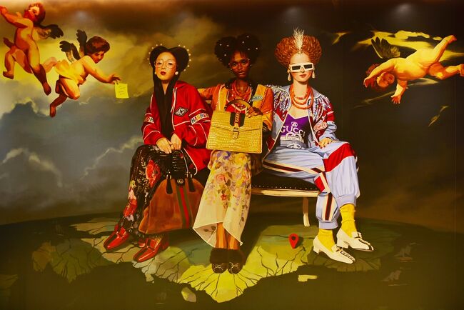 イタリアのハイブランドのGUCCIが期間限定(10月31日まで)で「GUCCI Garden ARCHETYPES」というイベントをやってるとのことで、早速予約して会社の帰りにちょっと息抜きに行ってきた、るなのお出かけコラムです(笑)<br />ホントはお天気も良さそうな土曜日にしようと思ってたんだけど、いややっぱ土日は混みそうだし平日のがいいなって思い、金曜日の仕事帰りに行ってきました~<br /><br />このイベントは無料だけど要予約、あっという間に埋まってしまった。<br />仕事場から近くもないのだがまぁいいでしょ。その前にランチに気になってたお店にも行ってみよう!!と、誰か友達誘うかな?って思いつつも一人でふらりと行くことにした。<br />GUCCIの持つ世界観はどこかキュートさを持ち合わせながらも奇抜でもあり、アヴァンギャルドで何よりやっぱりカッコいい♪<br /><br />旅行記なんてものでもないけど、自分記録のためにアップしときます(笑)<br />おまけと言うには失礼だけど、4トラで仲良くしてもらっている「らびたんさん」ともランチしてきたのでちょびっとだけどそちらも載せておきま~す♪<br /><br />まだ先日の北海道旅行記の途中ですが、オンタイムなこちらの1日を先に投函させて頂きます(=゚ω゚)ノ