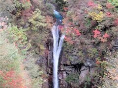 「那須高原、駒止めの滝」少し紅葉の見ごろには早かったようです。2021年10月