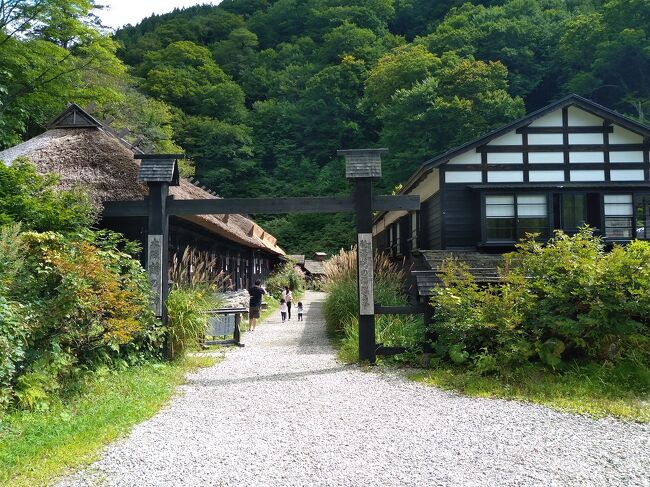 大好きな秋田へ1泊2日のドライブ旅を決行。と、そもそも同行者が温泉に行きたいというリクエストがあり、どこへ行こうかと検討した結果「乳頭温泉へ行こう」ということに。その道中での立ち寄り先は同行者と私のリクエストをいろいろ検討してルート決めをしていざっ!!<br /><br />1日目は角館の武家屋敷と乳頭温泉郷にある休暇村に泊まって温泉三昧。そして美味しかった夕食・朝食のバイキング料理。さて地チェックアウト後も乳頭温泉郷に留まって温泉を堪能してから帰るとしよう。