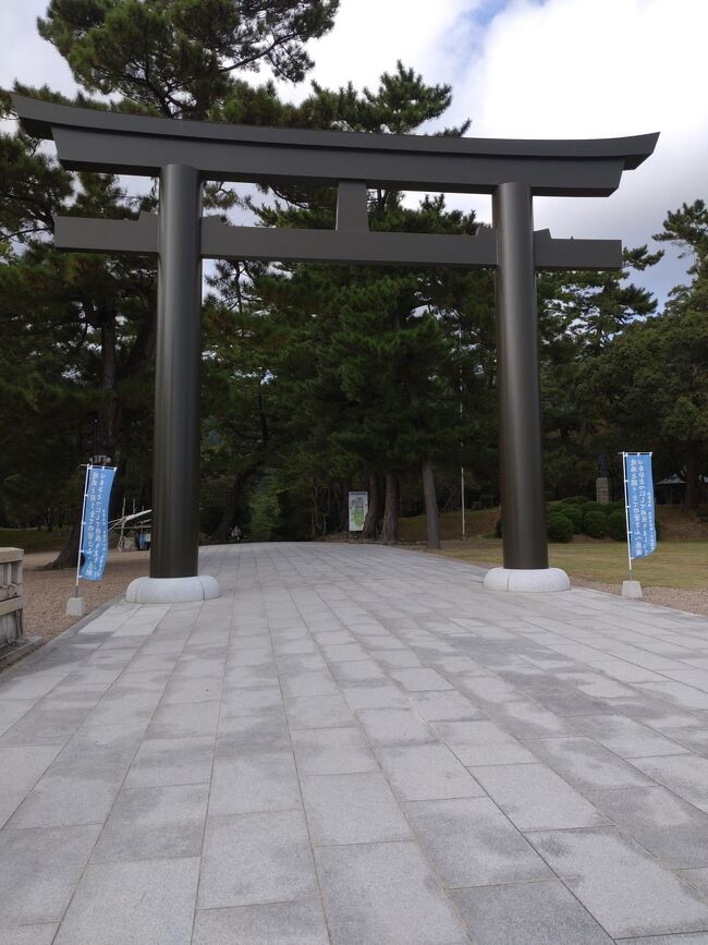 出雲市は島根県の東部に位置しており、北部は島根半島、中央部は出雲平野、南部は中国山地で成り立っています。宍道湖の西側に広がる出雲平野を中心に様々な農業生産が行われており、日本海と宍道湖に接しており、食の恵みが非常に豊かな地域です。(出雲観光ガイド参照)島根県内において2番目、山陰地方おいて松江市・鳥取市に次いで3番目の人口を抱え、隣接している大田市と共に県中部の中心地となっています。(wikipedia参照)出雲と言えば出雲大社と思う方が多いと思いますが、それだけではありません。ワインのテーマパークである島根ワイナリー、神話に出てくる二柱の神様を祀った霊験あらたかな神社である日御碕神社、これまで発見された遺跡や資料をもとに、古代出雲を様々な角度からのぞくことができる博物館である島根県立古代出雲歴史博物館など魅力スポットが盛りだくさんです。<br />今回は出雲そばを食べ、出雲大社を参拝した後はチーズケーキとぜんざい餅を食べました。念願の出雲大社に行けたので最高の思い出になりました。<br />最後になりますが、私の旅行記を見て出雲に行きたい及び出雲に旅行に行く時の参考となれば幸いです。出雲の旅行が皆様にとって忘れられない思い出になります事を心よりお祈り申し上げます。