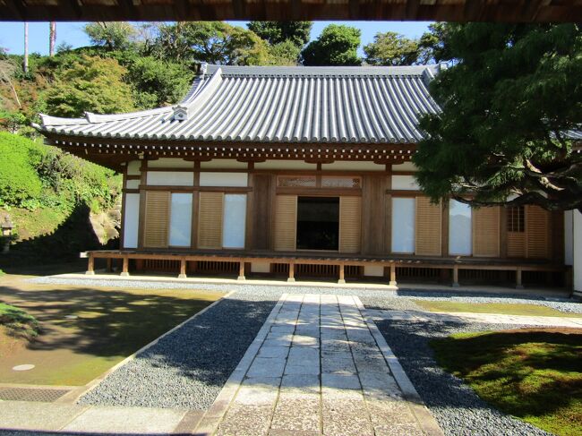 　北鎌倉にある円覚寺塔頭・雲頂庵では本堂を建替中であったが、ようやく、立派になっている。<br />　雲頂庵は一般公開はしていないので、門から望むしかない。<br />（表紙写真は雲頂庵本堂）