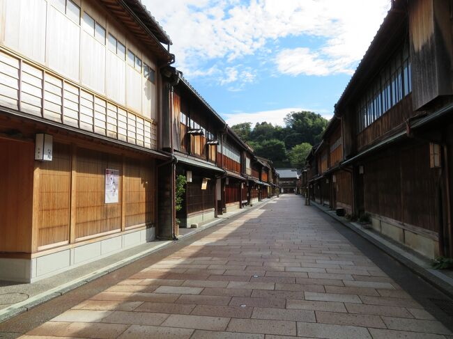 2021年10月16日（土）ひがし茶屋街は江戸時代後期から明治初期にかけて建てられた茶屋建築が残る地域のようです。人気のエリアなので週末はたくさんの観光客の方で賑わうようです。今回、朝早かったので、人が少なくゆっくり散策する事が出来ました。