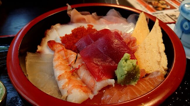 　駅近郊で昼食をと探しますが、お店が無い。やっとの思いで見つけました。倉寿しさん、この地区では人気のお店のようです。でも、ここは、山形でも山間地区海からも遠いけど。。。まあまあ美味しかったです。