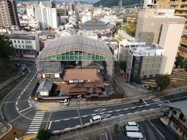 緊急事態宣言が解除されたので、再発令されないうちに、松山、道後温泉に妻と行ってきました。高松に行く用事があったので、その直前に１泊２日をくっつけた形ですが。<br />旅程は以下のとおりです。<br /><br />・10月13日　JAL433  羽田9:50→松山11:20<br />                　　　　　 　　　        道後温泉　茶玻瑠　泊<br />・10月14日　伊予鉄高速バス<br />　　　　　　　松山市駅14:10→高松駅16:42<br />                  　　         以降、高松市滞在<br />・10月17日　JAL480  高松14:00→羽田15:15<br /><br />往復の航空券と道後温泉の旅館は、JALダイナミックパッケージで手配しました。<br /><br /><br />