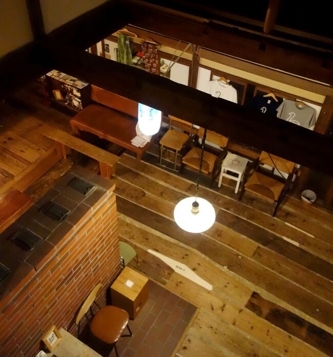 こんにちは、長野県在住のハナコです<br /><br />コロナで旅行もままならないこのご時世<br />週末はひたすら単発バイトをしています<br />(会社は副業OKなんで)<br /><br />予定もない、話し相手もいない私には<br />これが結構いい運動&気分転換になり<br />土日、ちょっと自宅から通うには遠いなーって時は<br />安い宿にちょくちょくお泊り<br /><br />貧乏性の私は用もないのに泊まるのは気が引けるけど<br />働いた分で楽しむならいいんじゃない?!と<br />県内版ワーキングホリデーやってます<br /><br />ということで今回も<br />シリーズ「バイトに通うだけなのに」<br /><br />県民割を駆使して格安で泊まり<br />食べて飲んで温泉入ってリフレッシュ<br />働きながらも休日したい、執念の週末でございます ( ̄皿 ̄ )<br /><br /><br /><br />信州週末家出シリーズ<br />①志賀高原 ~渋温泉 九湯めぐりと横手山 絶景めぐり の巻~<br /> https://4travel.jp/travelogue/11649457<br />②秋の栂池自然園 ~白馬三山を眺めながらカツサンドを食べる の巻~<br /> https://4travel.jp/travelogue/11651372<br />③鹿教湯温泉 ~例によって会議後は温泉へドロン の巻~<br /> https://4travel.jp/travelogue/11659727<br />④蓼科・車山高原 ~車山の眺望 半端ないって! の巻~<br /> https://4travel.jp/travelogue/11661310<br />⑤飯田の古民家 ~土日のバイトはゲストハウスから通う の巻~<br /> https://4travel.jp/travelogue/11668418<br />番外 秋の立山黒部アルペンルート ~立山を眺めながら焼肉を食べる の巻~<br /> https://4travel.jp/travelogue/11651523<br />⑥志賀高原 ~地元従業員は-11℃の日にスキーなんてしないよ絶対 の巻~<br /> https://4travel.jp/travelogue/11686763<br />⑦八方尾根 ~白馬に泊まるとリフト券がもらえるん、だぞっ の巻~<br /> https://4travel.jp/travelogue/11693636<br />⑧志賀高原2(書くつもり)<br />番外 春の立山黒部(書くつもり)<br />⑨戸倉上山田温泉 2食付2,400円の宿 ~バイトに通うだけなのに の巻~<br /> https://4travel.jp/travelogue/11695822<br />⑩子安温泉と戸倉国民温泉 ~物味湯産手形で湯めぐりの予定が の巻~<br /> https://4travel.jp/travelogue/11696558<br />⑪志賀高原 木戸池キャンプと大沼池 ~空より青いよ 大沼ブルー の巻~<br /> https://4travel.jp/travelogue/11714134<br />⑫志賀高原 横手山から四十八池 ~なぜ私は山頂にいるのだ? の巻~<br /> https://4travel.jp/travelogue/11717573<br /><br />