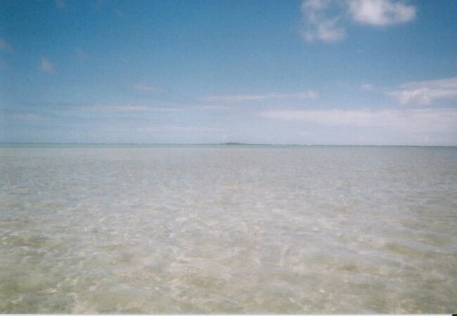2012年ハワイ、オアフ島へ行った時の旅行記。<br />天国の海への半日ツアーへ参加した時の備忘録。<br /><br />【日程】<br />・11:30 ホテルお迎え<br />・13:00 ボードハーバー到着。サンドバーに向けて出発<br />・13:15 タートルウォッチング<br />・13:45 サンドバーでの散歩・写真撮影<br />・14:45 シュノーケリング (30分)<br />・15:15 ランチビュッフェ<br />・16:00 港へ帰着<br />・17:00 ホテル着<br /><br /><br />個人ブログはこちら↓<br />http://hikarukahi.blog.fc2.com/blog-category-74.html<br />