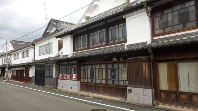 八女市は生まれ故郷の隣町。提灯や蝋燭といった特産品があっても当時は興味がなく、交通手段が自転車のみとあってはわざわざ行く気にもなれなかった。今回八女とその東の黒木が重伝建であることを知り、セットで訪れた。町のあちこちで懐かしい「八女弁」の表示を見ることが出来た。この後にNHKの「鶴瓶の家族に乾杯」で、この2つの重伝建の町が登場した。<br /><br />**********************************************************<br /> 重伝建登録地区名:八女市八女福島<br /> 分類:商家町<br /> 八女市は福岡県南部、久留米市の東南に位置する。保存地区は江戸時代の初めに形成された城下町の町人地部分にあたり、後に久留米藩内で最大級の在郷の商家町として発展した。町割り等に城下町としての計画された町の歴史をよく伝え、街路に沿って塗谷造の町家を中心に江戸時代から近世にかけての伝統的建造物が連坦して残っている<br /> ~全国伝統的建造物群保存地区協議会発行「歴史の街並み」より<br />