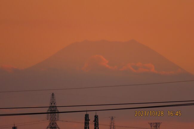 10月28日、午後4時40分過ぎにふじみ野市より素晴らしい夕焼け富士が見られました。　赤く染まった富士山の姿は珍しいです。<br /><br /><br /><br /><br /><br />*写真は素晴らしかった夕焼け富士