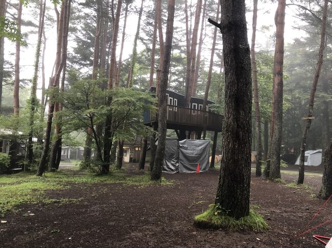 1泊2日で初めてソロキャンプに挑戦しました。<br />車なしで公共交通機関利用で、<br />テントや寝袋などは全て現地でレンタルで、<br />テントの設営はスタッフにサポートしてもらいました。<br />持参したものは、メスティンとシェラカップ、固形燃料と五徳、食材と着替えなどです。メスティン✖️固形燃料✖️五徳でご飯炊きました。<br /><br />終始曇りや雨で、残念ながら富士山が一度も見られなかったです。