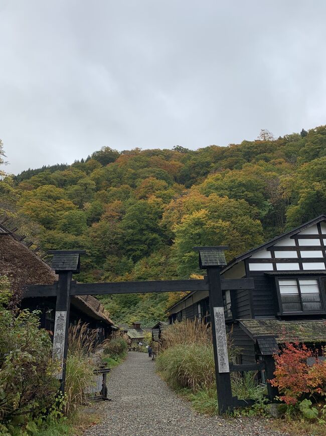 あこがれの秘湯<br />秋田県　鶴の湯温泉&#9832;️<br /><br />温泉好きなら言わずと知れた有名な秘湯です<br /><br />４ヶ月前に予約<br />紅葉の時期を狙っての宿泊<br /><br />紅葉真っ盛りには少し早かったけど<br />すべてが最高でした