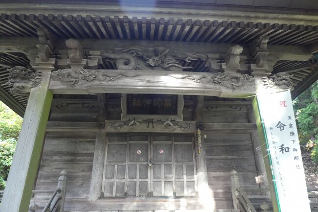 社寺建築の装飾彫り物の中に、屋根を支える力士像がある。西日本では、邪鬼と呼ぶところもあるようだ。<br /><br />秋田の寺社にある力士像の数は、63と日本一だそうだ。<br /><br />今回　訪問したのは、<br />大仙市協和荒川字薬師堂３－４<br />　荒川薬師神社　だ。