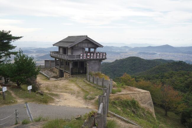 三日目は、岡山市の西側、総社市のエリア。鬼ノ城、吉備路風土記の丘やその近辺の巨大古墳群は、ここが古代の地方国家、吉備国の中心地だったことを強く思わせるもの。岡山県では絶対にはずせないエリアです。<br /><br />吉備国は、大和、筑紫、出雲と並ぶ古代日本の四大王国とも呼ばれますが、その力の源泉のひとつは製鉄技術。日本の鉄器文化は、当初は朝鮮から鉄素材を輸入しそれを加工するところから始まったのですが、古墳時代になると国内でも砂鉄を掘り出して製鉄を行うようになります。吉備国では新羅ほか朝鮮半島との交流の歴史もあり、こうした技術の習得が早かったようですね。また、後世のことですが、吉備国には砂鉄も多かったことで、長船の名刀の歴史も産んでいます。<br />一方で、記紀の世界でいうと、吉備国の祖は第7代孝霊天皇皇子。第10代崇神天皇の命を受けた四道将軍の1人で、西道に派遣された彦五十狭芹彦命とその弟、稚武彦命。いわるゆ吉備津彦命（きびつひこのみこと）。しかし、吉備国の統一以降は、その力が強大となるにしたがって、ヤマト政権から警戒され、第21代雄略天皇、第22代清寧天皇によって掣肘の憂き目にもあうことに。桃太郎伝説や温羅伝説は、吉備国を平らげた吉備津彦命とその敵、百済の王子で吉備へとやってきて一帯を支配した首領の争いからというのですが、他には、吉備津彦命の後の時代、ヤマト政権と吉備一族の争いからではないかという説もあって、これもなかなか捨てがたいような気もします。<br /><br />ただ、いずれにしても、吉備国がヤマト政権に警戒されるだけの力を持っていたことは、造山古墳（第4位、5C前半）、作山古墳（第9位、5C中頃）を見ても明らか。そして、それらの伝説や遺跡が古代日本史において謎の4世紀と言われるヤマト政権が成立した頃の時代に直結するかもしれないというのがまた何よりのロマンであり、吉備国を考える上での大きな魅力なんだと思います。<br />つまり、中国の三国時代、邪馬台国の卑弥呼が朝貢したと「魏志倭人伝」に記されたのが、238～247年。再び、南北朝時代の「東晋書」に倭の五王讃の朝貢が記されたのが413年。この間の約150年が空白、謎の4世紀。一方、広開土王碑に高句麗と倭が戦ったと記されたのが391年であり、これを事実とすれば、この時期までにヤマト政権が成立し勢力を拡大したのはほぼ間違いないんですね。ちなみに、四道将軍の派遣を命じた崇神天皇は、実在していれば3～4C頃の天皇といわれていて、吉備国が吉備津彦命の下に歩み始めるのはヤマト政権が成立してからそこまで遠くはない時代。吉備津彦命ほかその後のヤマトタケルも含めて天皇一族の活躍によってヤマト政権の力が次第に地方に及んでいく過程なのですが、それだけにとどまらずほどなくして朝鮮半島へも進出。その勢力拡大のスピードはかなり急速なものだと感じます。というのも、縄文時代の始まりは1万年前、弥生時代の始まりは紀元前10C頃から。弥生時代だけで考えても稲作が日本列島に徐々に広がってそれが紀元2～3Cまで続いたというスピードですから、これと比較するとヤマト政権が出現し、古墳時代が幕を開け、朝鮮への進出までの動きは、たった4C中のほんの一瞬の出来事。大爆発と言ってもいいくらいの衝撃だったかもしれません。<br /><br />ところで、雄略天皇は倭の五王の時代の最後。吉備氏の乱は463年で、これを鎮圧。武王の名前で南北朝時代の宋へ遣使し、478年、安東大将軍となり、既に朝鮮半島に足場を築いて積極的な外交戦略も展開していました。堂々たる倭の代表者としての動きですね。<br />そして、改めてですが、吉備国と関わりのある天皇、崇神天皇から雄略天皇の時代は大和朝廷が成立し急速に勢力を拡大し充実させる時代。吉備国の隆盛期もこれとほぼ重なっていることから、吉備国は基本的にはヤマト政権と連合または従属し、その勃興期を支えた地方国家という評価をされているようですが、国譲りの神話が残る出雲国や大きな反乱が起きた筑紫国と比較するとその評価も頷けるような気がします。<br /><br />では、この辺りを頭に置いての総社エリア。まずは、鬼ノ城からスタートです。<br /><br /><br /><br /><br /><br />