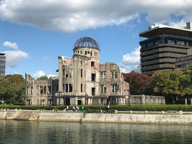 <br />去年の1月末の宮城への旅行を最後に、2年近く旅行を自粛していました。<br />約2年ぶりの旅行です!<br /><br />宮島には昔家族旅行で訪れたことはあるのですが、原爆ドーム辺りはまだ行ったことがなく。<br />1度は行っておきたいと思い、今回の旅行のメインとなりました。<br /><br />(先に言っておくと、旅行中毎日行きました 笑)<br /><br /><br />結果、やっぱり旅行は最高です!<br />とても楽しくて、旅行明けの仕事に身が入っていない状態です 笑<br /><br /><br /><br /><br />★移動手段<br /> 往路:WILLERバス(2,800円)<br /> 復路:WILLERバス(3,300円)<br /><br />★宿泊施設<br /> KOKO HOTEL 広島駅前(6,402円/2泊)