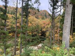 紅葉の三内峡を行く