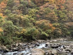 紅葉の岨谷峡を歩く