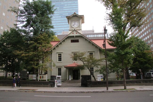 北海道旅行記2日目、実質的な初日です。前日エアドゥで新千歳空港に到着し宿泊していた千歳市からまずは千歳線で新札幌へ。途中建設が進んでいる北海道日本ハムファイターズの新しいスタジアムが見えました。<br />新札幌で宿泊するホテルに荷物を預けた後地下鉄で札幌の中心部、大通りへ移動してここで札幌市の有名スポット、テレビ塔や時計台、大通公園を散策していきました。<br />このパートでは時計台見学までをまとめています。<br /><br />実はこの旅行記をアップした12月10日現在、どこかにマイルで山形・福島に旅行に行くために羽田空港にいるところです。帰った後も年末で少し忙しくなるので北海道旅行記のアップは少しゆっくりとしたペースになると思います・・・(´・ω・`)。
