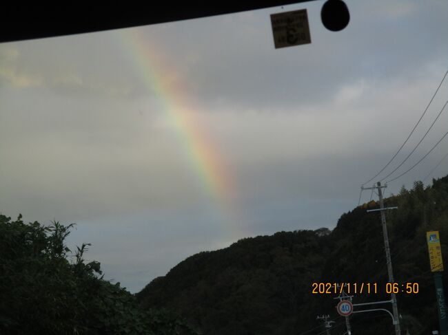 往復の海岸１１月豊浜　内海海岸で虹<br />写真は２１１１１１－０６５０．帰りの内海海岸で虹です。右端は地ビールレストランの看板。きのうは駐車場入り口に「臨時休業」の看板が置いてありました。<br />阿久比町卯坂信号交差点の工事の様子も。<br />１１０１（月）１１０２（火）１１１０（水）１１１１（木）