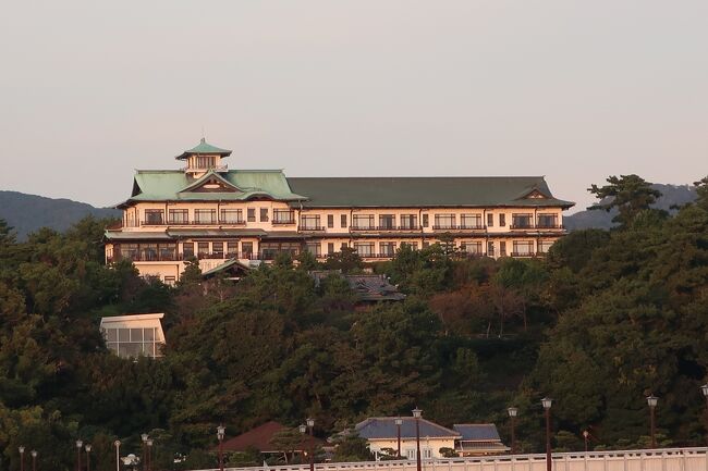 愛知県のコロナ禍の緊急事態宣言が解除されたのが９月３０日でした。その後に【あいち旅eマネーキャンペーン】が開始されましたので、早速スマホに登録して準備をして待っていました。<br />　その後１１月２日～３日と都合が付きましたので、県内の近場で今まで宿泊した事のないクラシックホテルに決めました。<br />このホテルは以前は“蒲郡プリンスホテル”でしたが、平成２４年より“蒲郡クラシックホテル”に変更となりました。<br />　近場ですので何度かレストラン等は利用した事がありますが、宿泊は初めてですので楽しみにしていました。<br />そんなホテルの様子と楽しみにしていた夕食と朝食の様子をアップし、記録に留める事としました。<br /><br />　今回の計画はJTB旅物語の企画【泊まるんば　あいちの旅】から予約しました。<br />　予約金額は現地までは各自自由で一泊二食付きで一人１７，０００円です。<br />　その為旅行後に還元ポイントとして一人上限５，０００ポイントが還元されます。尚お土産を購入した場合にも上限２，０００ポイントが地域ポイントとして還元されます。
