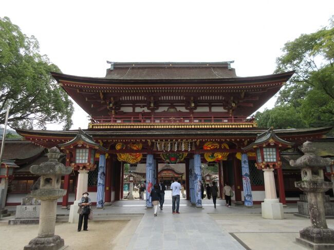 2021年4月に入籍し、アローンを卒業。<br />新婚旅行は海外に行きたいものの、新型コロナウイルスの影響による入国規制があるため、国内に。行き先は妻のリクエストで九州を巡ることに決定。<br />前泊を含めて5泊6日の九州旅行。長くなりますので、いくつかに分けて綴ります。Part5では太宰府天満宮を巡った様子を綴ります。少しだけですが、博多と天神も散策しました。