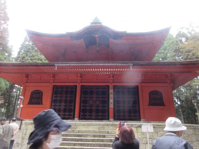 世界遺産・比叡山延暦寺に於いて伝教大師1200年大遠忌が執り行われる年だというので京都駅から特別拝観の観光バスツアーが組まれてiいます。<br />早速ネット予約しました。学生時代探鳥会で訪れて以来の参拝です。<br />当日 9:30 JR京都駅烏丸口 観光案内所横にあるバス停から定期観光バスに乗車、洛東を通り琵琶湖畔西の登山口から滋賀との県境に広がる比叡山に入りました。<br />詳しい歴史解説と祈りの雰囲気に感銘を受け、天候も良くガイドさんの解説に頷きつつ快適な旅でした。若い頃のようには歩けずしんどい思いもしましたが琵琶湖を見下ろす峠のレストランでは 地元の食材を活かしたランチを味わい、 既にドライバーライセンスを返上している身にとっては身軽に参加できて結構でした。