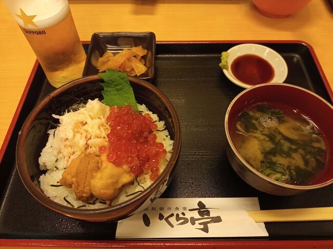 どこかにマイルで函館に行くことになりました。<br />4歳と1歳の子連れです。<br />11/2JAL585羽田7:45~函館9:05<br />11/3JAL584函館9:55~羽田11:25<br /><br />費用:<br />羽田空港駐車場 3060円<br />函館空港~函館駅(リムジンバス) 450円×2<br />朝市イカ釣り 1600円<br />朝市海鮮丼 6470円(3人分+ビール)<br />函館駅前~湯の川温泉(市電) 250円×2<br />ホテル~函館空港(タクシー) 1200円<br /><br />宿泊費(湯の川観光ホテル祥苑) 合計29588円<br />露天風呂付き客室、和食膳コース<br />大人 11715円×2<br />幼児 5858円<br />乳児 0円<br />入湯税 150円×2<br /><br />合計43,318円