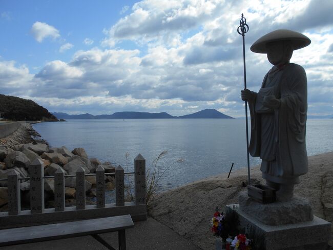 小豆島八十八ヶ所参りの5日目の記録です。<br /><br />小豆島遍路のまとめ<br />①今回は小豆島霊場会のホームページの参拝コースを参考に、自分なりにアレンジして日程を組みました。ホームページでは7日間フルに歩くルートが掲載されています。僕は6日とちょっとという感じで行程を組んだが、はっきり言ってきつかったです。慣れた人でも、フルで7日は打倒だと思う。<br />②距離は150km程度だそうですが、坂道が多いのと札所がつまっているのが原因で、意外と時間がかかります。<br />③小豆島にはフェリー港がいくつかあります。お遍路はどこからスタートしてもよいが、土庄がベストに思います。僕のような関西人は福田か大部もアクセスがいいと思う。<br />④宿は土庄地区と坂手安田あたりの2地区に集中している。オリーブバスをうまく活用し、町に戻る行程を考えよう。スーパーやコンビニがあるのも両地区。<br />⑤四国と比べて道標は少ない。ちゃんと歩きたい人は遍路地図を買った方がいいかも。でも、無くてもなんとかなります。僕は無しで歩きました。<br />⑥四国遍路のようなビッグネームの寺院はないが、山岳霊場や小さな庵などバラエティに富んでいて面白い。<br />⑦季節は春がベスト。10月はいい気候だが、猪が活発らしい。また、遍路道の草刈りは初冬に行われることが多いとも聞いた。<br />⑧靴は普通のスニーカーでもいいと思う。慣れていないとトレッキングシューズでは速く歩けない。ただし笠ヶ滝の岩場を考えると、厚くて滑りにくい形状の靴底のものを選ぶことは必須です。