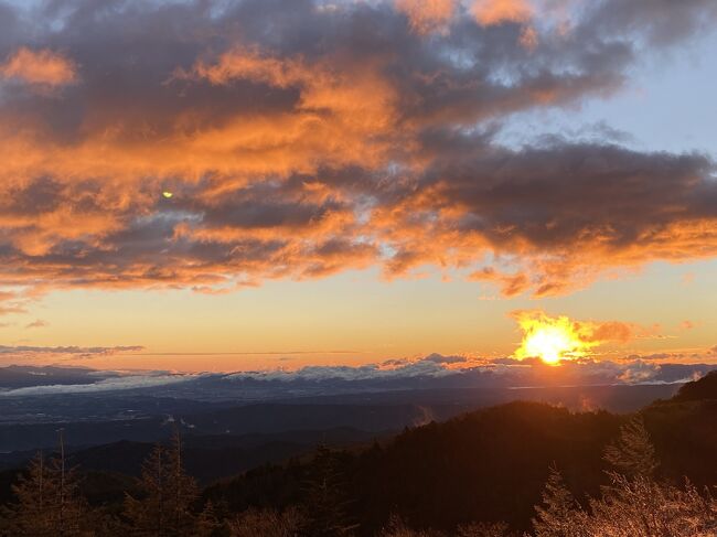 今回の旅は白骨温泉一泊だけの旅行（10月21日）では勿体ないので、<br />長野県の車山の小さなホテル（10月20日）<br />を予約して2泊3日にしました。<br />それが友人夫婦の声かけで<br />北軽井沢で2泊（10月17.18日）しましたが、<br />10月19日だけが空白になるので以前から泊まってみたかった<br />山本小屋ふるさと館宿泊に決定(^-^)<br /><br />美ヶ原へは、高校生の修学旅行以来です。<br />その修学旅行では霧で何にも見えなかったので<br />今回はかなり期待してやってきました♪<br /><br />