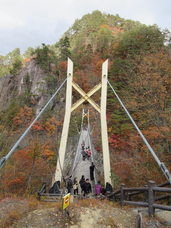 2泊3日で栃木県の紅葉&温泉ドライブをしました。<br />1泊目は川治温泉に、2泊目は湯西川温泉に宿泊。<br /><br />①は、1日目前半『鬼怒川・龍王峡』⇒ https://4travel.jp/travelogue/11720606<br /><br />②は、1日目後半~2日目朝『川治温泉』』⇒ https://4travel.jp/travelogue/11720612<br /><br />③は、2日目朝~2日目前半『五十里湖・湯西川』⇒ https://4travel.jp/travelogue/11720615<br /><br />④は、2日目後半~3日目朝『湯西川温泉』⇒ https://4travel.jp/travelogue/11720623<br /><br />本編⑤は、3日目朝~3日目前半『奥鬼怒・瀬戸合峡』<br /><br />⑥は、3日目後半『佐貫大仏・佐貫頭首工』⇒ https://4travel.jp/travelogue/11720630
