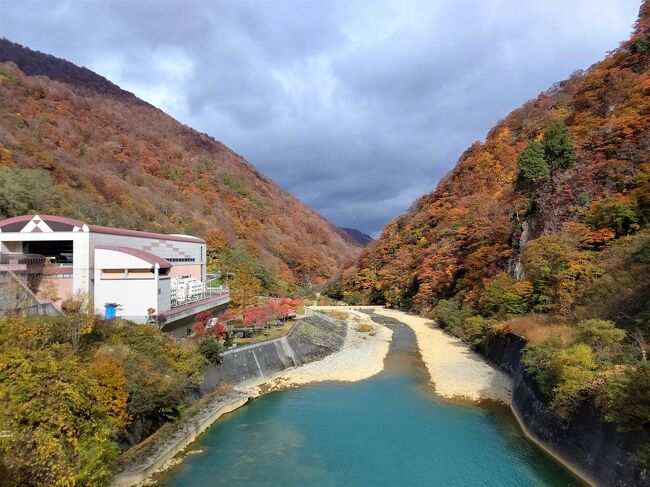 2日め<br /><br />天気予報は曇のち雨、とりあえず出発時は晴れ間があったので、予定通り二居ダムへと出発。<br />午前中はお天気が持ったけれど、午後から小雨模様なり。<br /><br />二居ダムはドラゴンドラから見たエメラルドグリーンの二居調整池にあるダム。<br />奥清津発電所（OKKY）は東京に電力を届けてくれる日本最大級の揚水式水力発電所、ありがとうございます。<br />2016年に沖縄のやんばる海水発電所と同じJ-POWERグループ。<br />無料で施設見学ができます。<br /><br />越後湯沢駅前→二居田代スキー場前…奥清津発電所…二居ダム…OKKYミュージアム…二居田代スキー場前→越後湯沢駅前…西口温泉街…ホテルやなぎ<br /><br />本日は13491歩