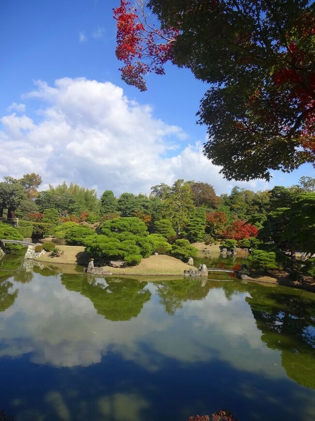 過去何度もチャレンジして予約の取れなかった名園、それが桂離宮です。<br /><br />しかし、コロナ禍の今はインバウンドの客も減り、日本人旅行者も激減している今こそ予約のラストチャンスではないか！？<br /><br />そうして目論見どおり現在はそれほど混雑していないようで、何とか予約がとれました。<br /><br />こうして何とか桂離宮を見学することができましたが、そこは評判に違わぬ名園でした。<br /><br />何百年も前の皇室や庭園設計者のセンスの良さと心配りに感嘆したものでしたーーー。<br /><br />そして、桂離宮見学後は、昔はインバウンド客で大混雑していた伏見稲荷も訪れました。